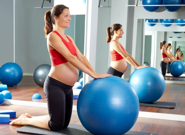 mulher grávida pilates fitball exercício