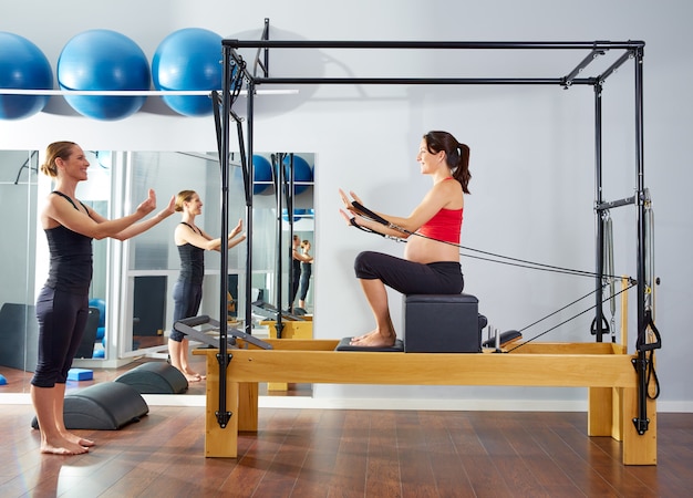 mulher grávida pilates reformer caixa curta