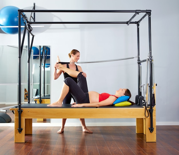 mulher grávida pilates reformer perna primavera