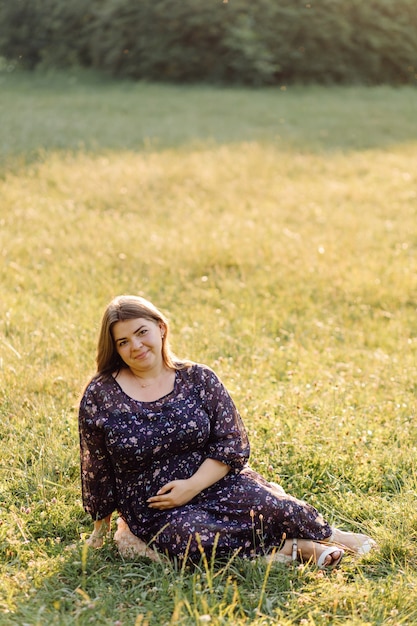 Mulher grávida posando no parque