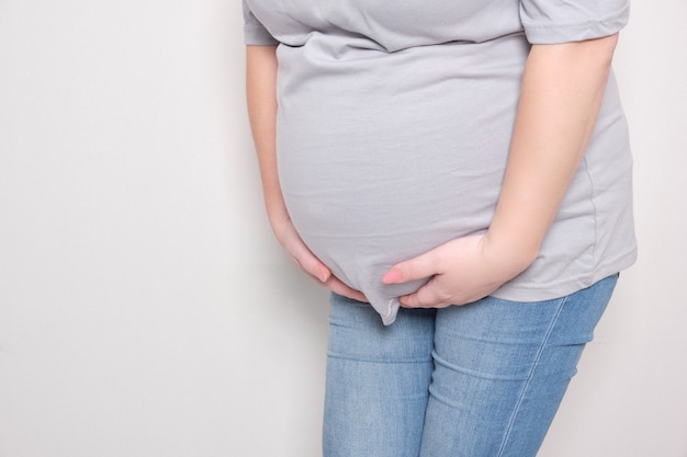 mulher grávida quebra a bolsa d'água e segurando a barriga