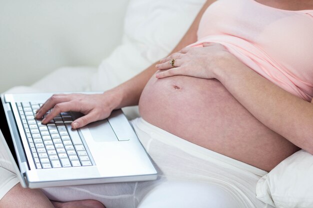 Mulher grávida, relaxante, com, dela, laptop, cama