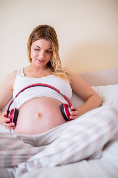 Mulher grávida relaxante na cama