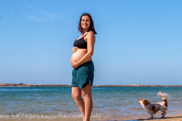 Mulher grávida se divertindo