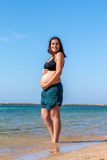 Mulher grávida se divertindo