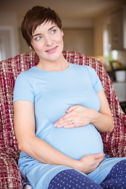 Mulher grávida segurando sua protuberância