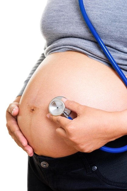 Mulher grávida sendo examinada com estetoscópio Conceito de gravidez