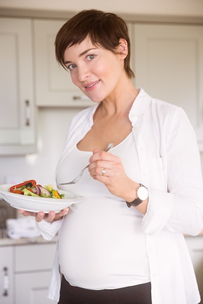 Mulher grávida, tendo, tigela salada