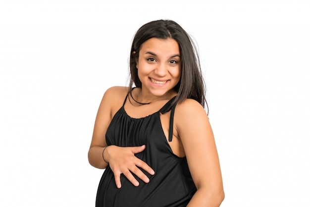 Mulher grávida tocando sua barriga grande