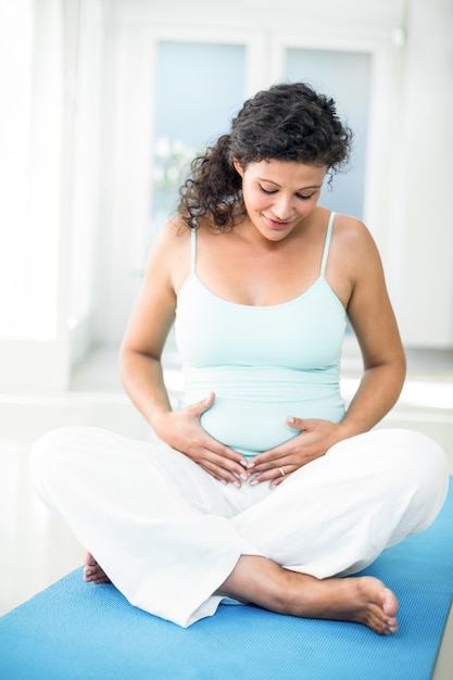 Mulher grávida tocando sua barriga