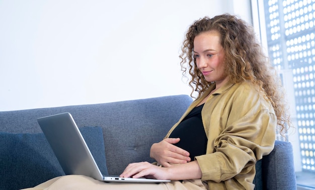 mulher grávida trabalhando em casa