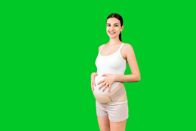 mulher grávida usando bandagem de gravidez elástica