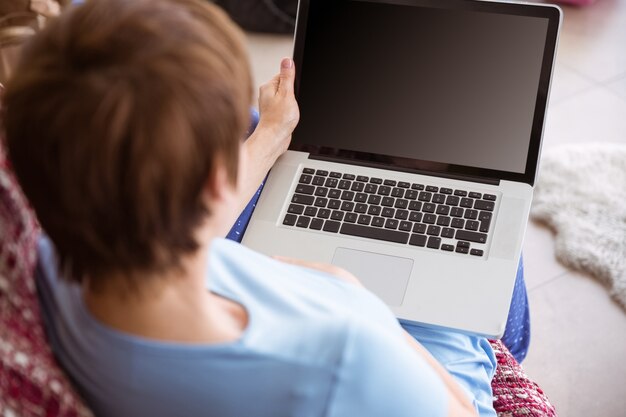 Mulher grávida usando seu laptop