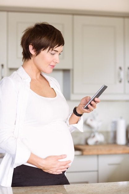 Mulher grávida usando seu smartphone