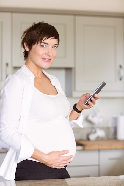 Mulher grávida usando seu smartphone