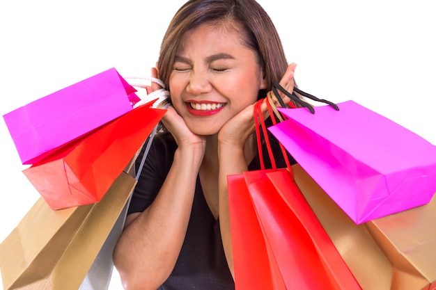 Mulher grita com emoção para promoção de venda de choque, com sacola de compras