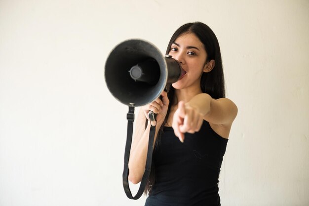 Foto mulher grita e culpa através de megafone