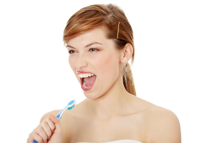 Foto mulher gritando enquanto segura escova de dentes contra um fundo branco