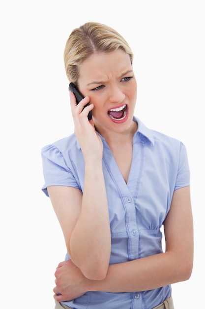 Mulher gritando para o telefone