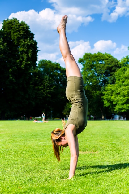 Mulher, handstand, parque