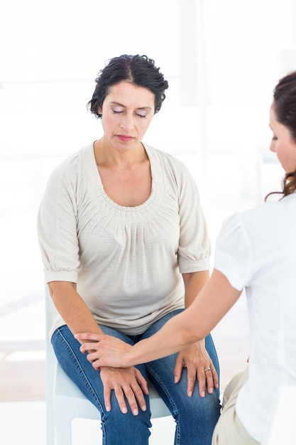 Mulher hipnotizada com seu terapeuta