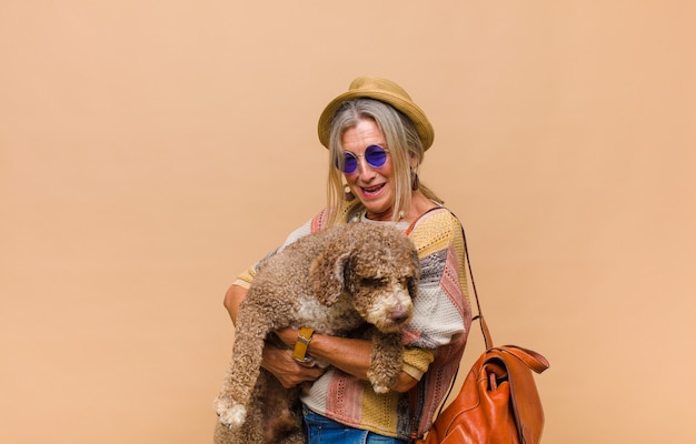 Mulher hippie de meia-idade com um cachorro