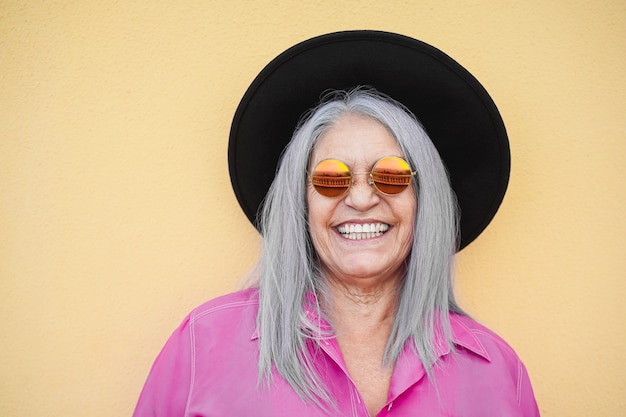 Mulher hippie sênior sorrindo e posando