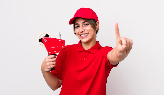 Mulher hispânica bonita sorrindo com orgulho e confiança, fazendo o conceito de packer número um