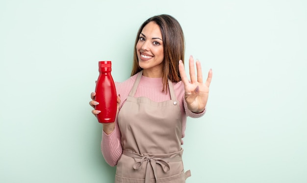 mulher hispânica bonita sorrindo e parecendo amigável, mostrando o número quatro. conceito de ketchup