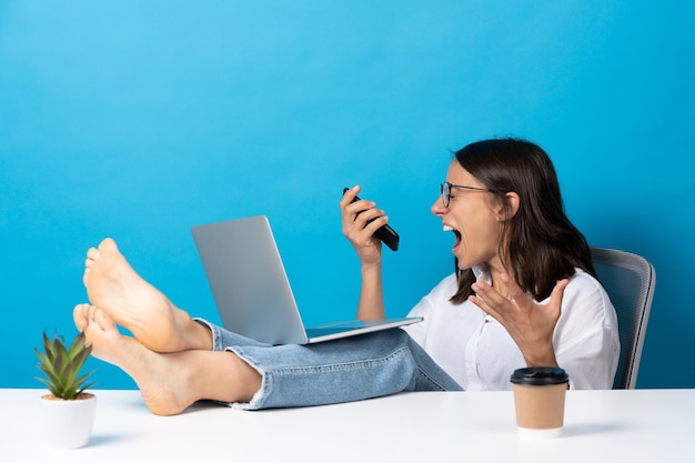 Mulher hispânica com raiva gritando no telefone