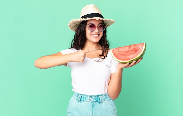 Foto mulher hispânica e bonita turista segurando uma melancia