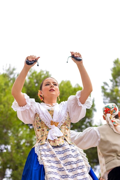 Foto mulher hispânica em traje tradicional dançando dança folclórica