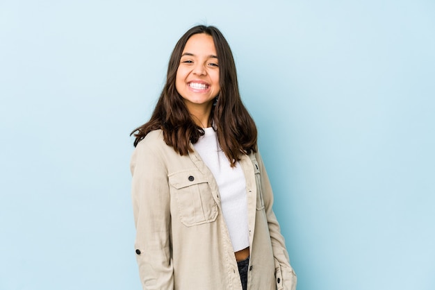 Mulher hispânica jovem de raça mista isolada feliz, sorridente e alegre.