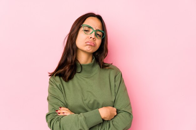 Mulher hispânica jovem mestiça isolada cansada de uma tarefa repetitiva.