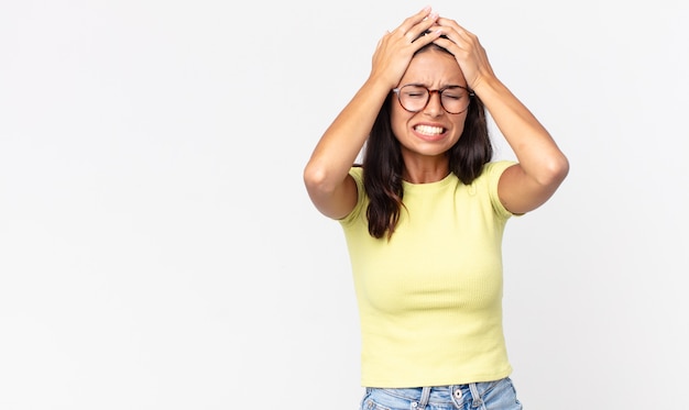 Foto mulher hispânica muito magra se sentindo estressada e ansiosa, deprimida e frustrada com uma dor de cabeça