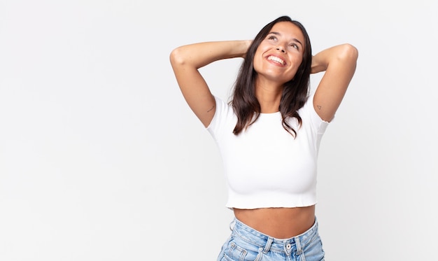 Foto mulher hispânica muito magra sorrindo e se sentindo relaxada, satisfeita e despreocupada