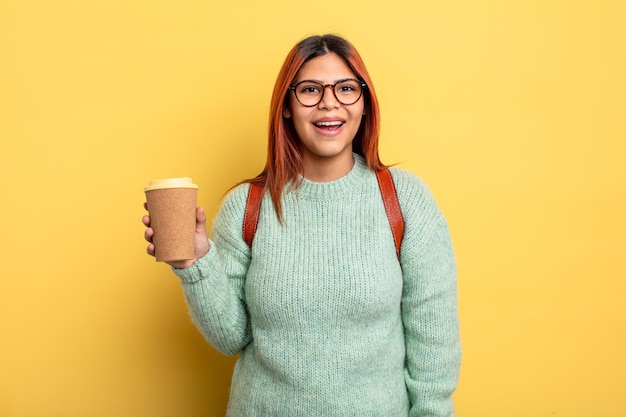 Mulher hispânica olhando feliz e agradavelmente surpreso. estudante com um conceito de café