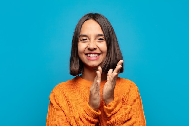 Mulher hispânica se sentindo feliz e bem-sucedida, sorrindo e batendo palmas, dizendo parabéns com um aplauso