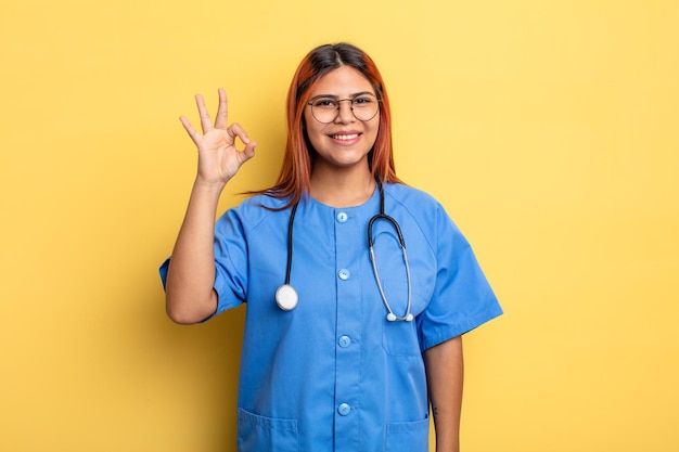 Mulher hispânica se sentindo feliz, mostrando aprovação com gesto bem. conceito de enfermeira