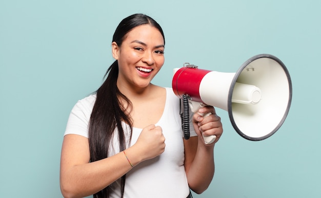 Mulher hispânica se sentindo feliz, positiva e bem-sucedida, motivada para enfrentar um desafio ou comemorar bons resultados