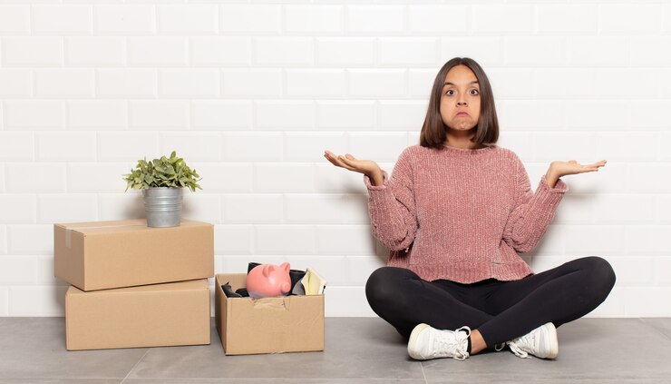 Foto mulher hispânica se sentindo perplexa e confusa, duvidando, ponderando ou escolhendo diferentes opções com expressão engraçada