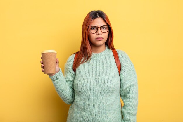 Mulher hispânica se sentindo triste, chateada ou com raiva e olhando para o lado do estudante com um conceito de café