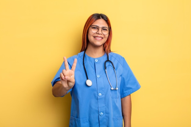 Mulher hispânica sorrindo e parecendo amigável mostrando o conceito de enfermeira número dois