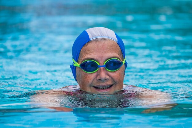 Foto mulher idosa a nadar na piscina