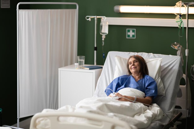 Foto mulher idosa aliviada na enfermaria recupera-se e descansa sozinha