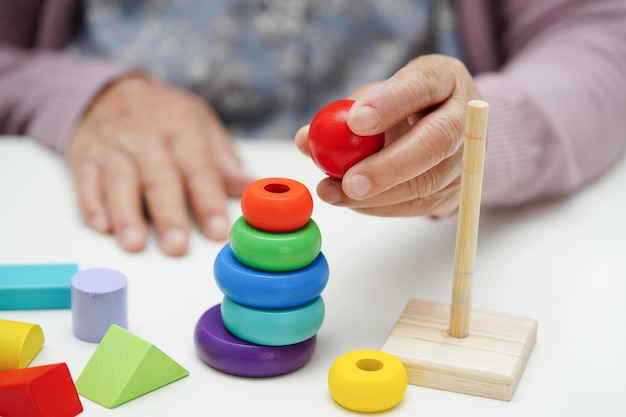 ásia idosos mulher jogando quebra-cabeças jogos para prática