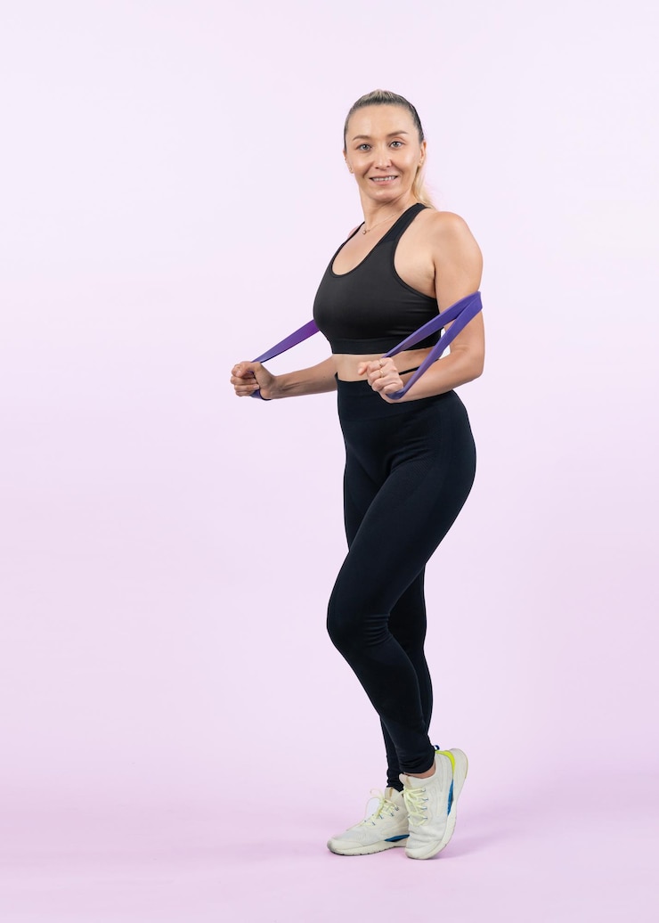 Foto mulher idosa atlética e desportiva com faixa de resistência de fitness em fundo isolado físico ativo saudável e estilo de vida de cuidados corporais após a aposentadoria clout