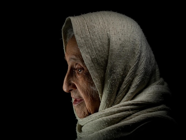 Mulher idosa com lenço retrato de estúdio foto de alta qualidade