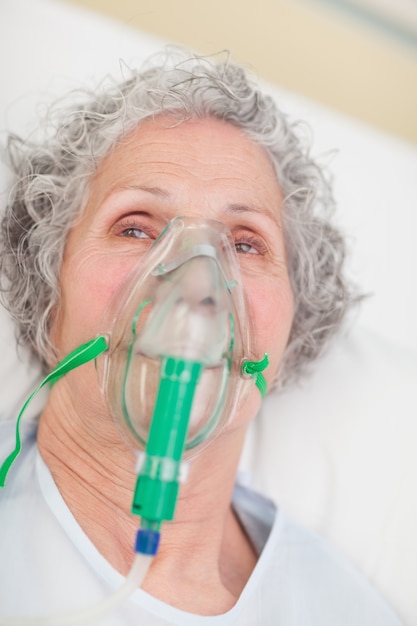 Foto mulher idosa com máscara de oxigênio em um hospital