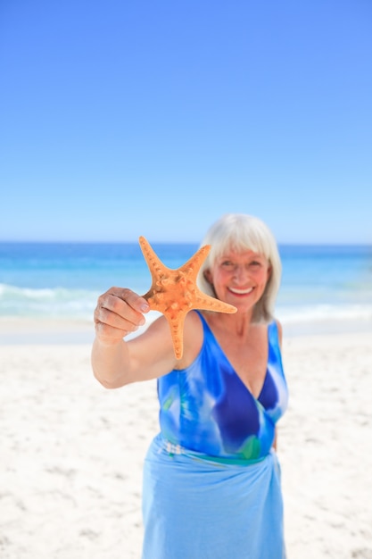 Mulher idosa com seu mar de estrela